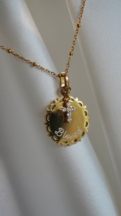 Médaille dentelle avec croix