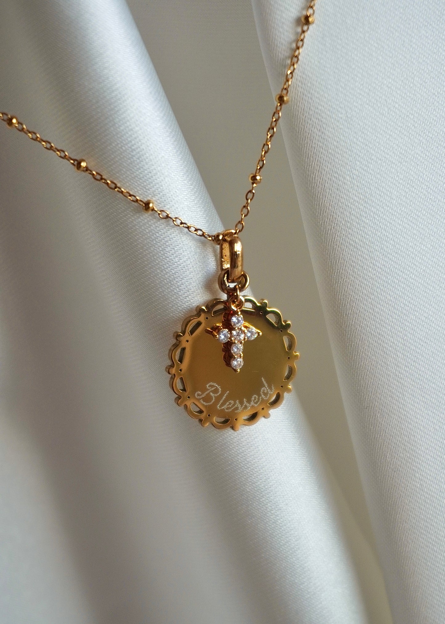 Médaille dentelle avec croix