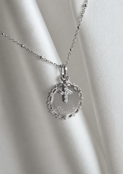 Médaille dentelle avec croix