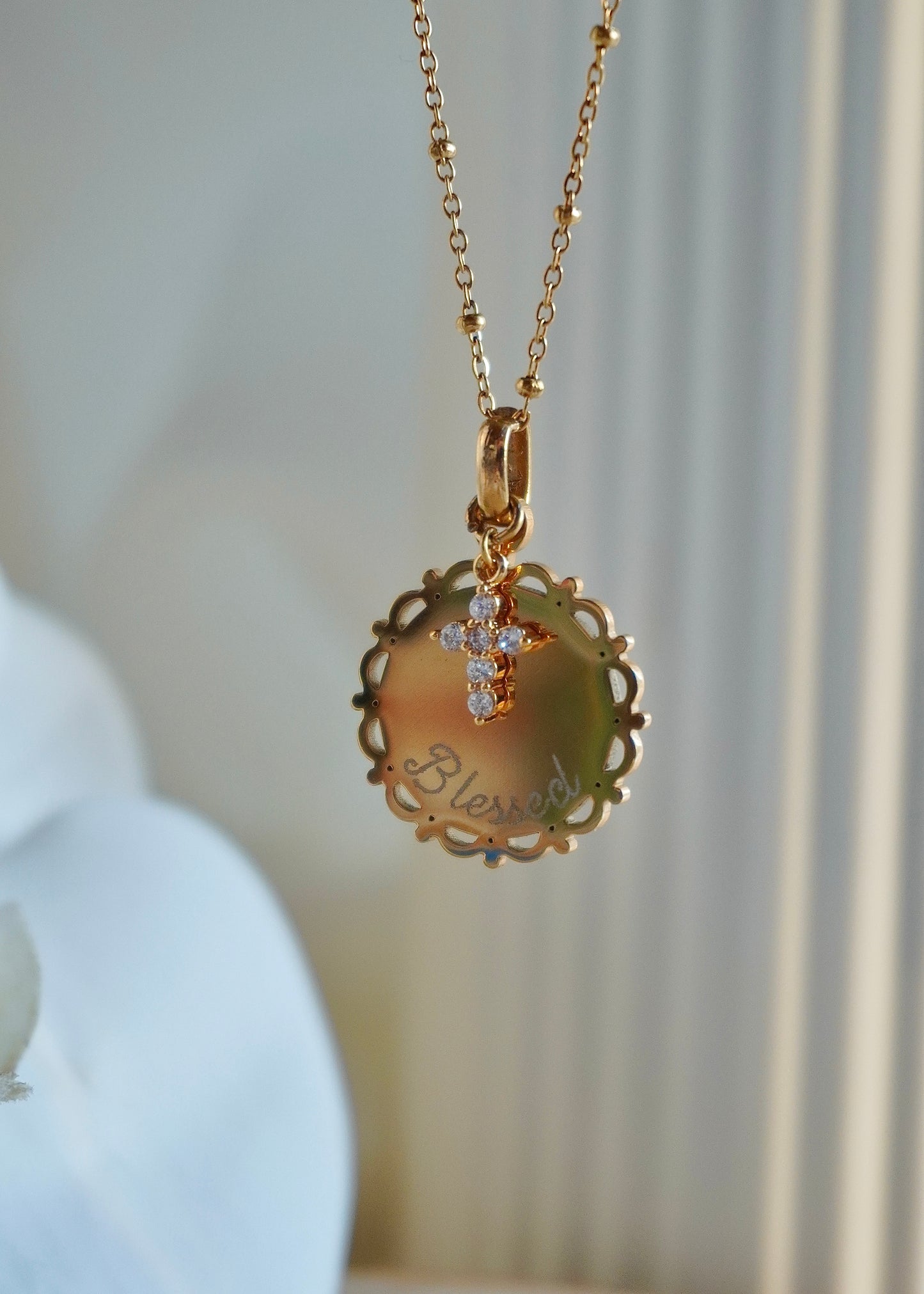 Médaille dentelle avec croix